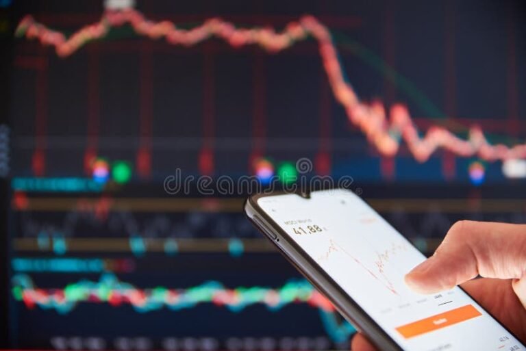 persona revisando su celular con pantalla de app financiera