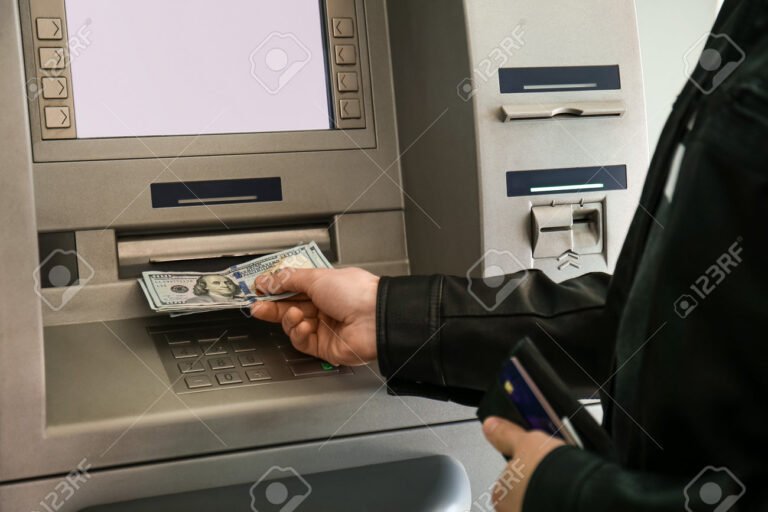 persona usando cajero automatico con dinero