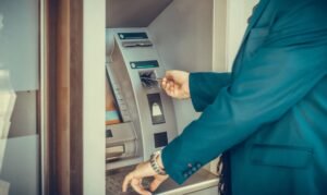 persona usando cajero automatico en banco