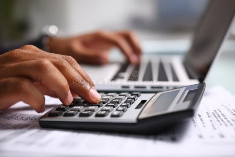 persona usando calculadora digital moderna