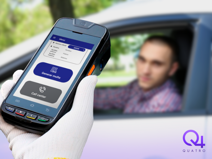 persona usando celular para consulta multas