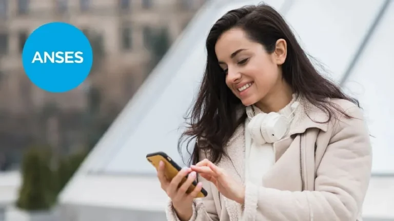 Cómo Sacar Turno para ANSES por Celular Fácil y Rápido 5 persona usando celular para turno anses