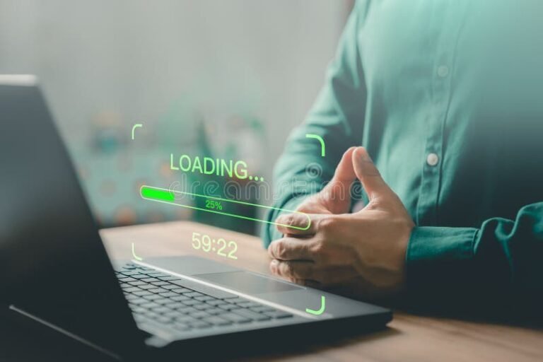 persona usando computadora actualizando datos personales