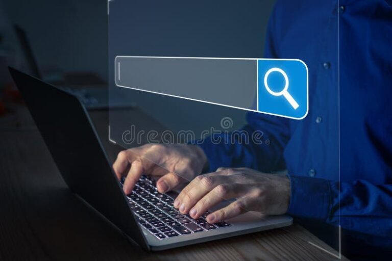 Cómo hacer una búsqueda efectiva por nombre y apellido en Argentina 3 persona usando computadora con buscador web