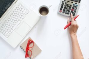 persona usando computadora con calculadora financiera