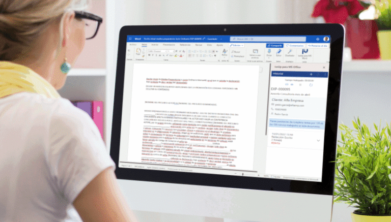 Cómo Crear un Índice Automático en Word Paso a Paso 25 persona usando computadora con documento word abierto