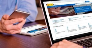 persona usando computadora con formulario online