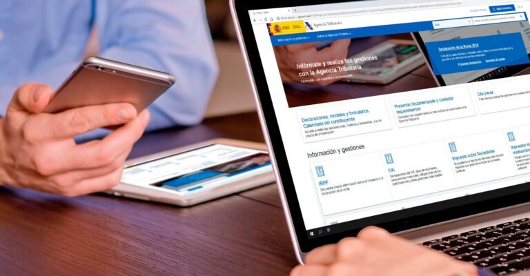 persona usando computadora con formulario online