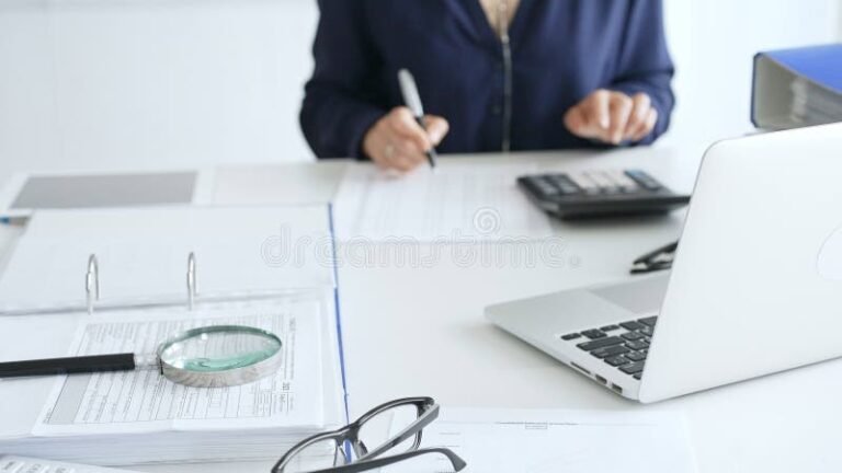 persona usando computadora con lupa y argentina