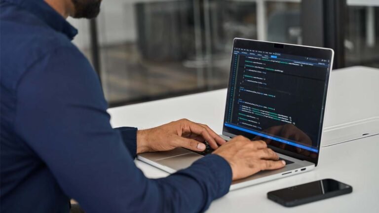 Cuál es la mejor app para aprender a programar desde cero 28 persona usando computadora portatil para programar