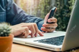 persona usando computadora y smartphone finanzas