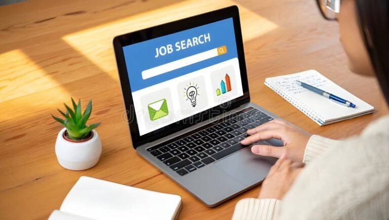 persona usando laptop con interfaz de correo electronico