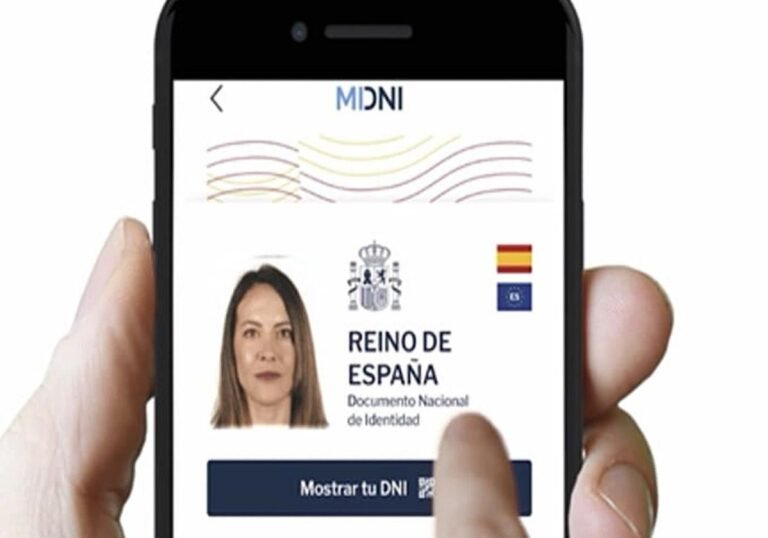Cómo Consultar El Padrón Electoral Nacional Por DNI Rápido 22 persona usando telefono movil con dni visible
