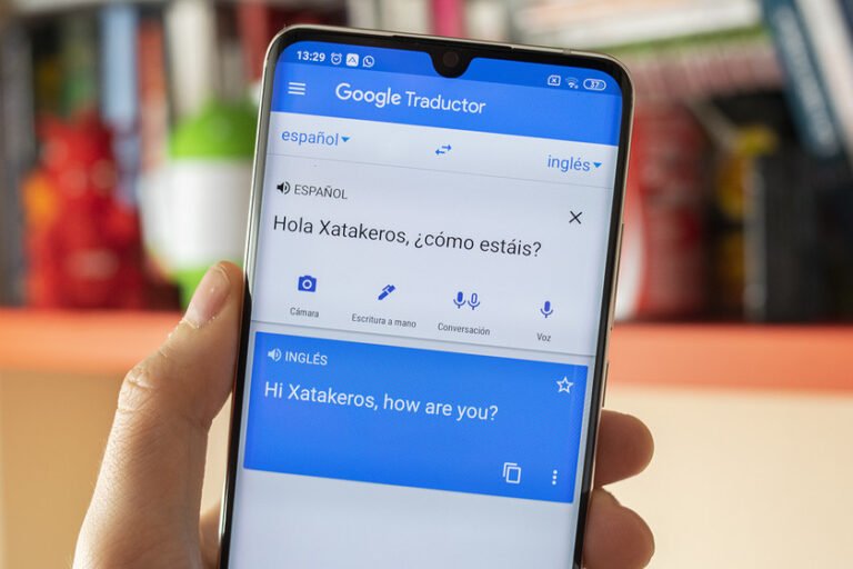 Dónde encuentro un traductor de guaraní a español con voz online 6 persona usando traductor de idiomas en smartphone