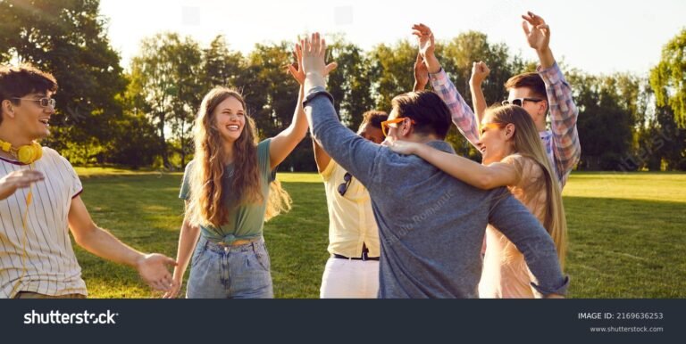 Quiénes pueden acceder al bono por el Día del Amigo en Argentina 6 personas celebrando amistad en argentina alegremente