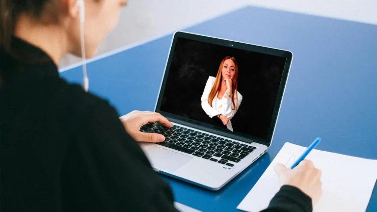 Cuándo Cobro el Pago de Más Cultura ANSES y Cómo Consultarlo 15 personas consultando pagos en computadora anses