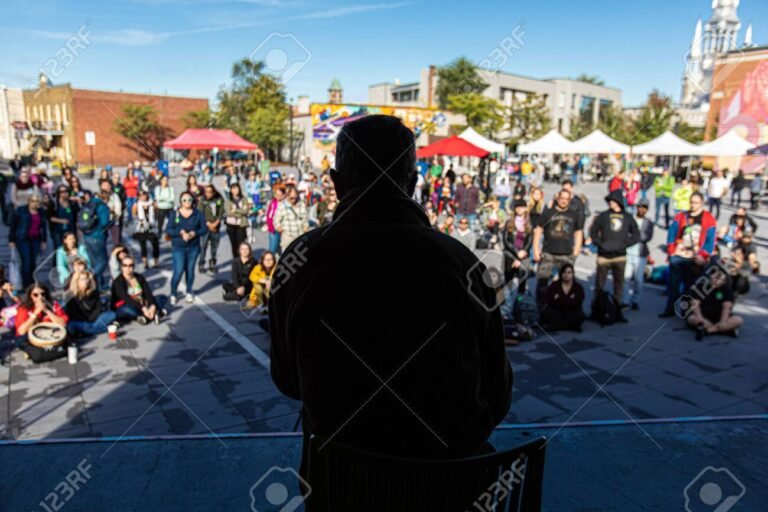 personas discutiendo en plaza publica al aire libre
