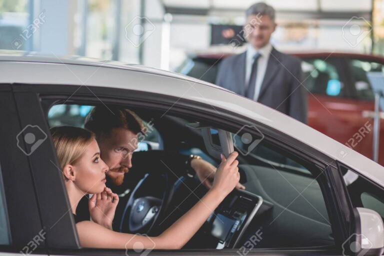 personas eligiendo autos en concesionario moderno