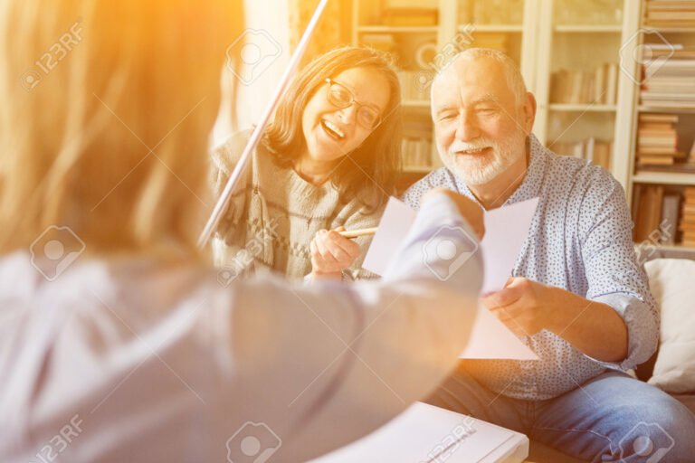 personas mayores felices recibiendo pension