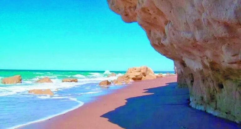 playa las grutas turistas disfrutando mar paisaje