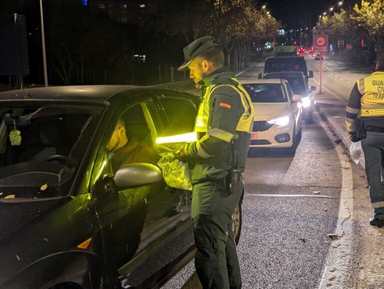 policia control alcoholemia carretera noche