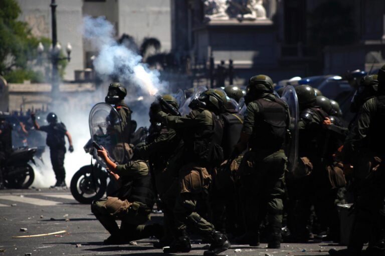 policias argentinos en accion callejera
