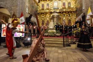 procesion religiosa con velas en semana santa