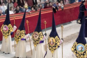 procesion religiosa en jueves santo argentina