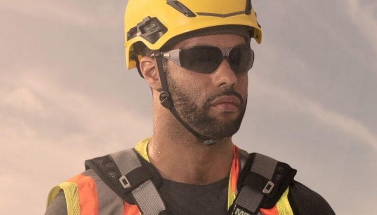 Cómo aprovechar al máximo tu título de Técnico en Seguridad e Higiene 7 profesional en seguridad industrial con casco