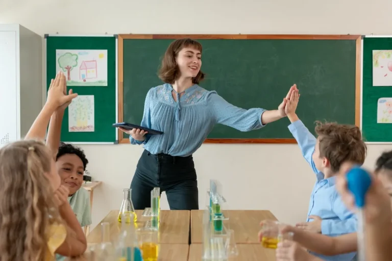 profesores ensenando en aula moderna