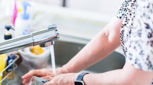 reloj y manos realizando tareas domesticas