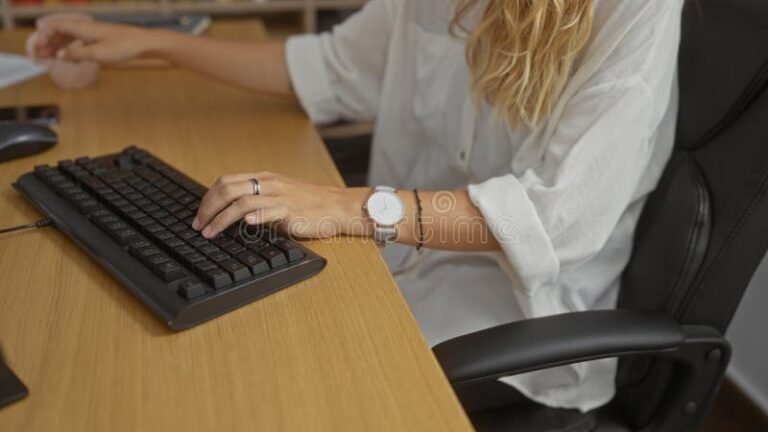 reloj y manos trabajando en oficina