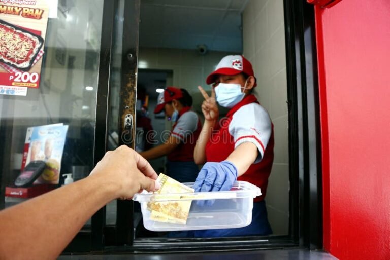 Cuánto cobra Pedidos Ya a los restaurantes por sus servicios 5 restaurante recibiendo pedido de comida rapida