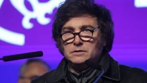 retrato de javier milei en escenario politico