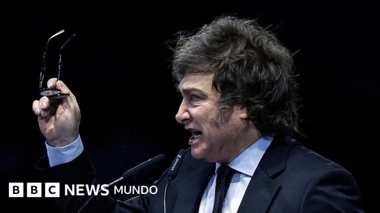 retrato de javier milei hablando en publico