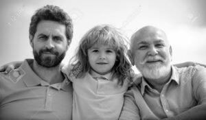 retrato familiar de hombres sonrientes juntos