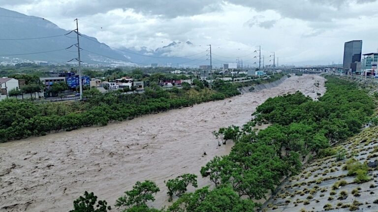Cuál Es El Impacto De Las Lluvias En El Río Colorado Y Río Negro 22 rio caudaloso con lluvia intensa y nubes