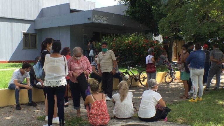 sucursal bancaria con fila de jubilados contentos