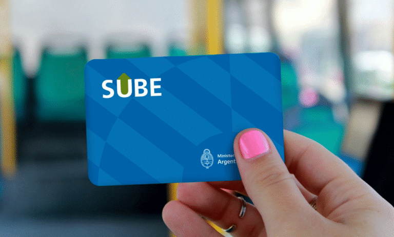 tarjetas sube juntas en manos usuario