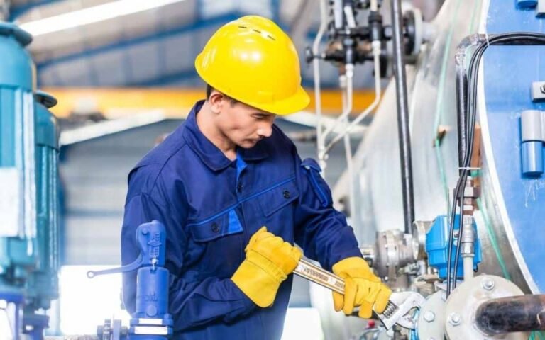 tecnico en mantenimiento industrial trabajando maquinaria