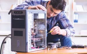 tecnico reparando computadora y redes domesticas