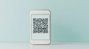 telefono mostrando codigo qr de pago movil