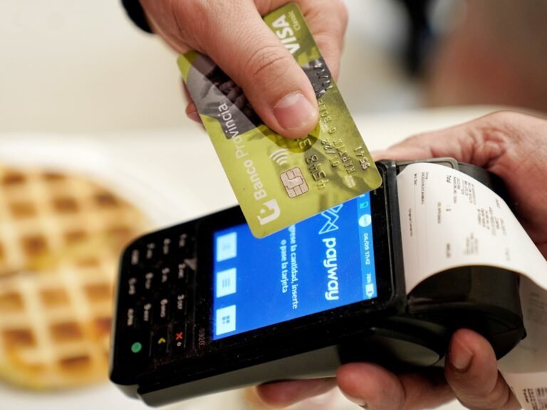 terminal de pago posnet moderno en uso