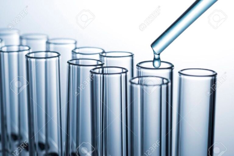 tubo largo de vidrio en laboratorio liquido