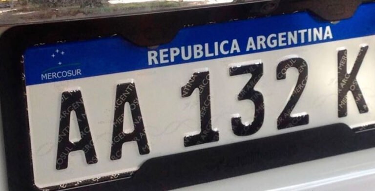 vehiculos y placas de patente argentinas variadas