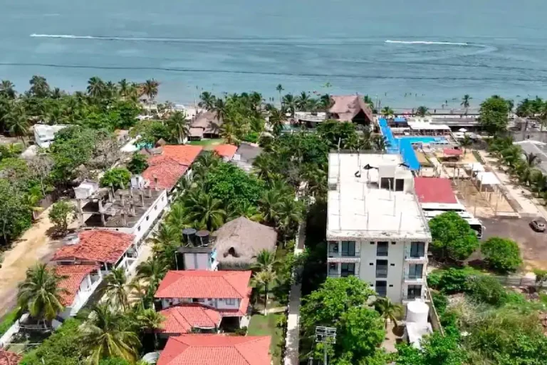 vista aerea playas y hoteles frente al mar