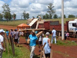 voluntarios trabajando en comunidad argentina rural